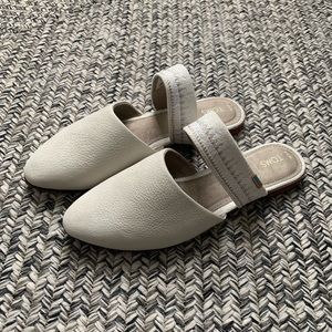 7.5 TOMS Off White Women’s Jutti Mules!!!